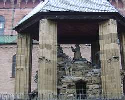 In the past, the church was adjoined by a cloister in the south which had a sculpture of Mount of Olives in the center. But the sculpture was destroye